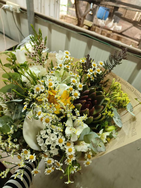 White is the new black bouquet - הזר הלבן שלנו