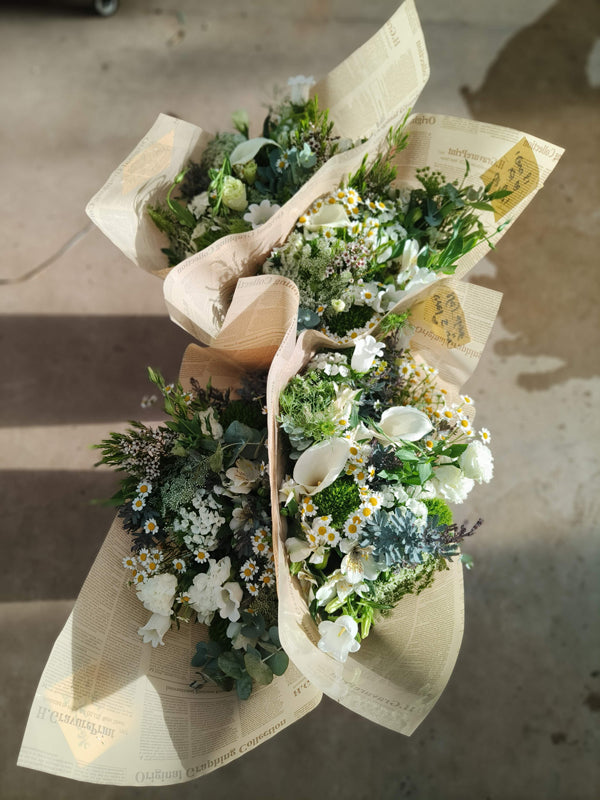 White is the new black bouquet - הזר הלבן שלנו