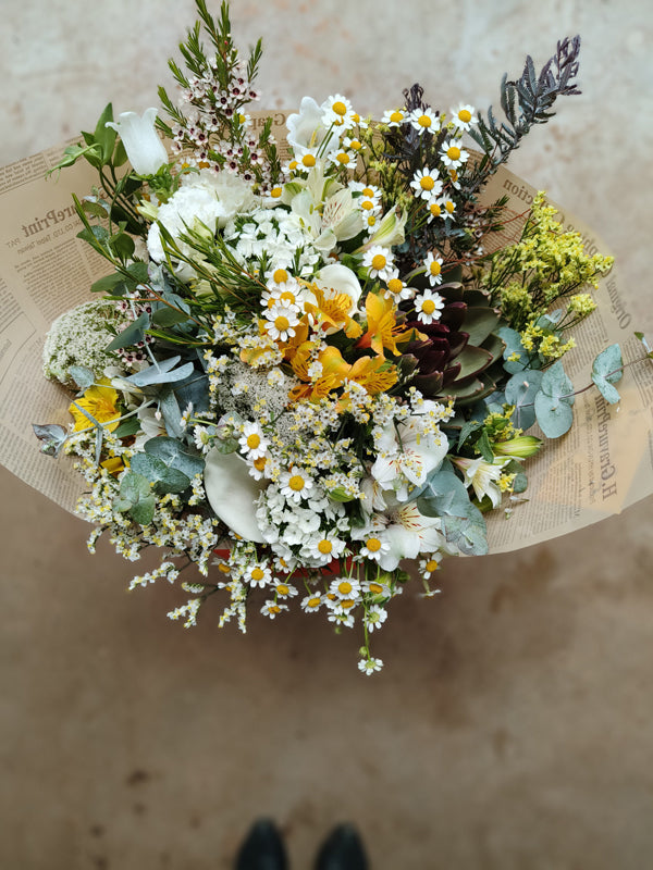 White is the new black bouquet - הזר הלבן שלנו