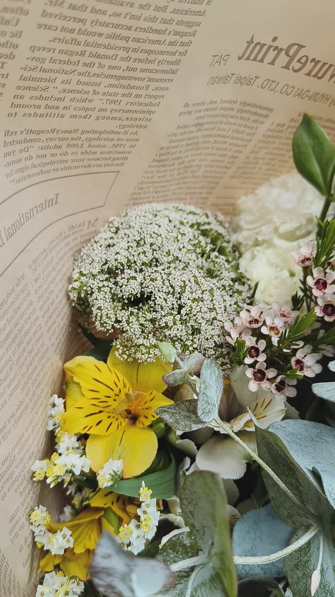 White is the new black bouquet - הזר הלבן שלנו